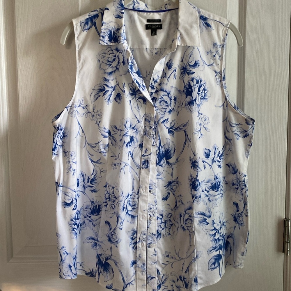 Summer staple. Sleeveless, wrinkle resistant blue/white floral Talbots 16P.